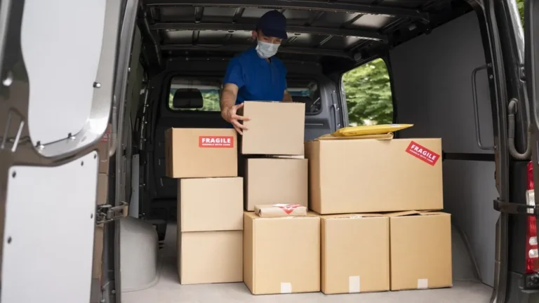 Entregador organizando caixas em uma van