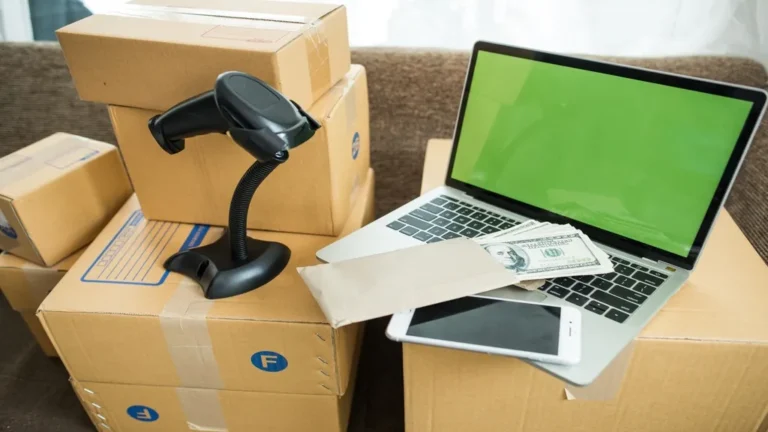 Caixas de entrega com laptop e scanner de código de barras